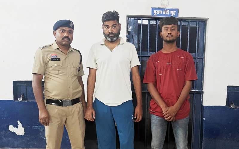  ‘इतने दिन बाद ला रहा है बाइक!’— गाली-गलौच और चाकू से हमला, खून से लथपथ अस्पताल पहुंचा युवक, पुलिस ने दो आरोपी और एक नाबालिग को दबोचा