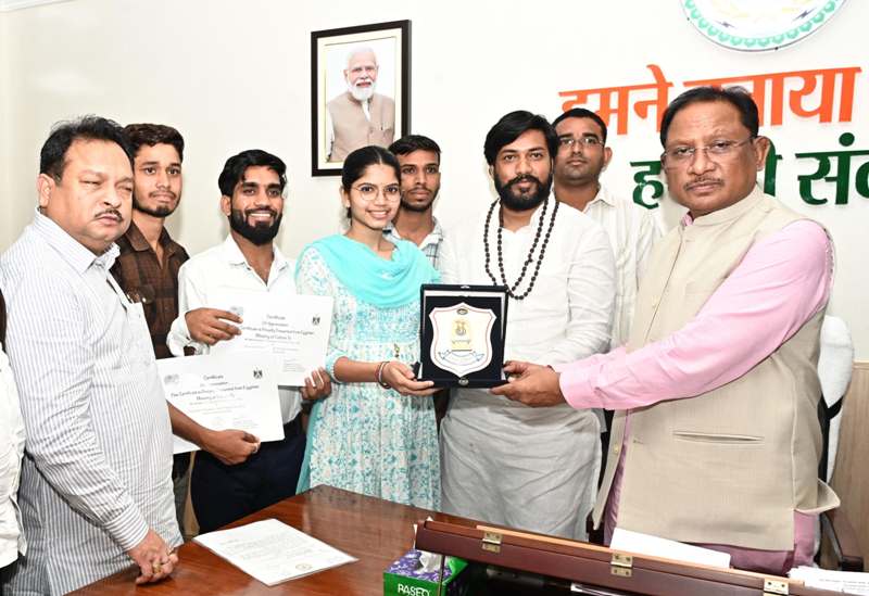 मुख्यमंत्री विष्णुदेव साय से पंथी नृत्य दल ने की सौजन्य मुलाकात