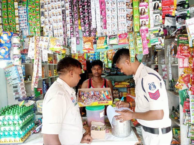 कोटपा एक्ट के तहत जशपुर पुलिस का सख्त अभियान, जिलेभर में 91 दुकानदारों से वसूले ₹18,200 जुर्माना, तंबाखू विक्रेताओं को मिली सख्त चेतावनी