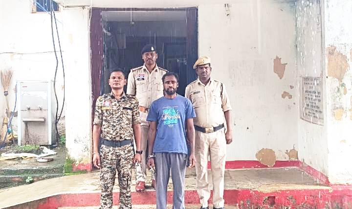 जशपुर में दिल दहला देने वाली वारदात: शराब के नशे में पति ने पत्नी की डंडे से पीट-पीटकर की हत्या, पुलिस ने जंगल से धर दबोचा