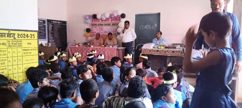 मटासी शाला में हुआ भव्य शाला प्रवेश उत्सव : शाला प्रवेश उत्सव में माटीकला बोर्ड अध्यक्ष शंभूनाथ चक्रवर्ती की गरिमामयी उपस्थिति, बच्चों को मिला ज्ञान-संस्कार और वृक्षारोपण से पर्यावरण का संदेश, अतिथियों ने बच्चों को उपहार देकर किया स्वागत.