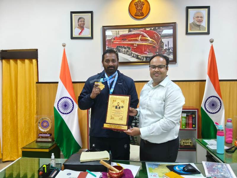 दक्षिण पूर्व मध्य रेलवे के प्रकाश राव ने आगरा में जीता गोल्ड मेडल, पावरलिफ्टिंग में दिखाया दम