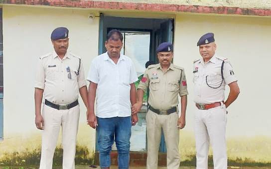 “यहीं गाड़ दूंगा!” — जशपुर में खौफनाक गुंडागर्दी: खेत विवाद में सुनील यादव की खूनी हैवानियत, बुजुर्ग की उंगली काटी, आदतन अपराधी निकला, अब जाएगा गुंडा लिस्ट में!