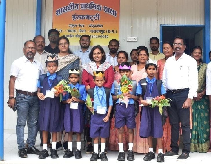 ईरकभट्टी के बच्चों की आँखों में लौटी चमक, बंद स्कूल में फिर से गूंजे क, ख, ग…..