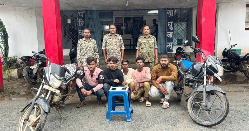 किशोर से मारपीट कर मोबाइल लूटने वाले गिरोह पर पुलिस का वार! पांच आरोपी गिरफ्तार, बाइक और मोबाइल जब्त