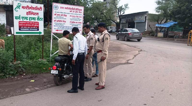 पुलिस का विशेष अभियान : जांजगीर-चांपा में यातायात नियम तोड़ने वालों की खैर नहीं, 16 बुलेट चालकों के मोडिफाईड साइलेंसर और प्रेशर हॉर्न हटवाए गए, दो दिन में 173 वाहन चालकों पर कार्यवाही.