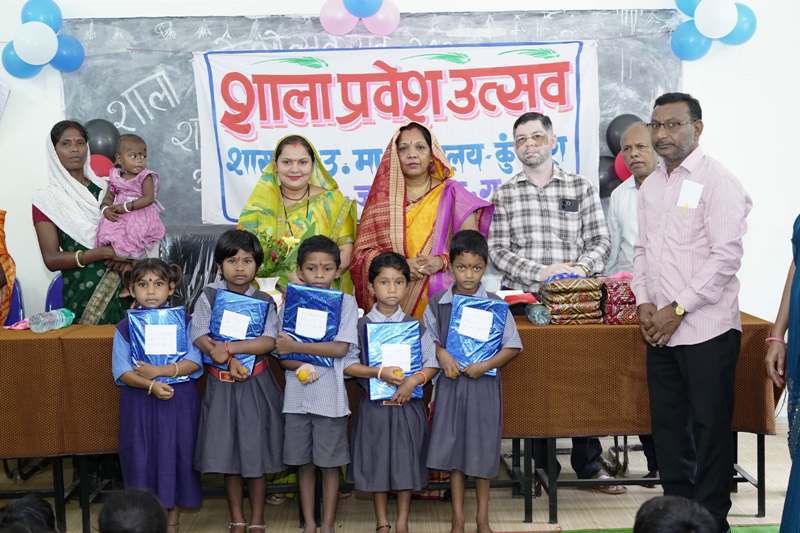 शासकीय उच्चतर माध्यमिक विद्यालय कुंजारा में हर्षोल्लास से मनाया गया शाला प्रवेश उत्सव : नवप्रवेशी बच्चों को बांटी गईं किताबें, शाला प्रवेश उत्सव में कौशल्या साय ने बच्चों को दी शुभकामनाएं, कहा – शिक्षा ही जीवन की दिशा है.