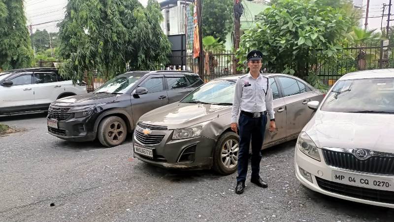 लाल-नीली बत्ती, पदनाम पट्टिका और स्टंट! नया रायपुर की सड़कों पर हड़कंप, पुलिस की सख्त कार्रवाई में 6 वाहन जब्त