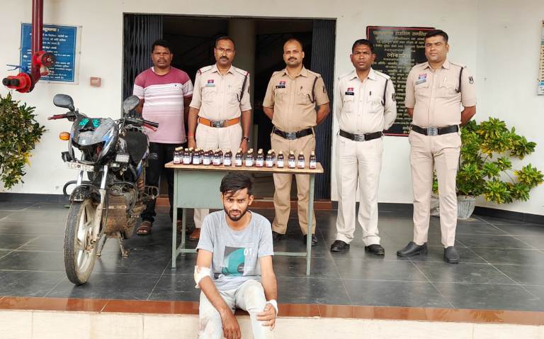 बाइक पर मौत का सामान लेकर जा रहा था आरोपी, 20 हजार की नशीली सिरप के साथ पुलिस ने पकड़ा