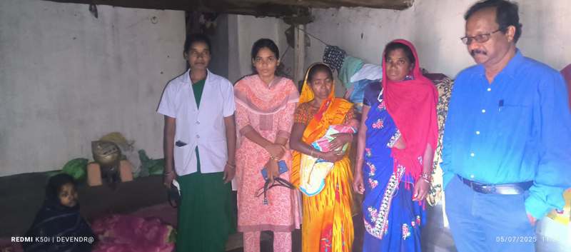 मानवीय सेवा की मिसाल बनी मितानिन बीफनी बाई – जलभराव में प्रसूता को पीठ पर उठाकर पहुंचाया अस्पताल, CMHO ने घर जाकर की स्वास्थ्य जांच