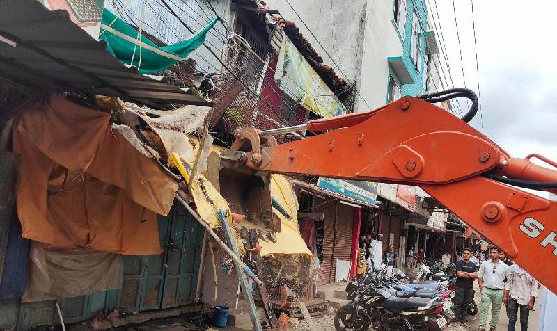 यातायात सुदृढ़ करने जिला प्रशासन ने समझाइश के बाद गुड़ाखु लाईन में अतिक्रमण हटाने की कार्रवाई की – दुकान के बाहर रखे समान जप्त कर अतिरिक्त लगे शेड तोड़े गए