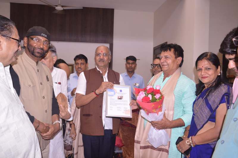 175 बार रक्तदान कर बनाया रिकॉर्ड, देश में बने नंबर वन रक्तदाता, सांसद बृजमोहन अग्रवाल ने किया सम्मानित, सभी से रक्तदान करने की अपील