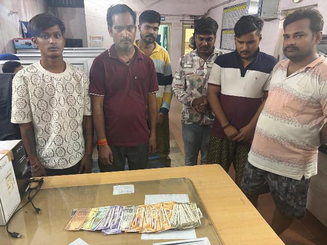 आधा दर्जन जुआरी रंगेहाथ गिरफ्तार, ₹43,400 नगदी और ताश जब्त – पुलिस की रेड कार्रवाई