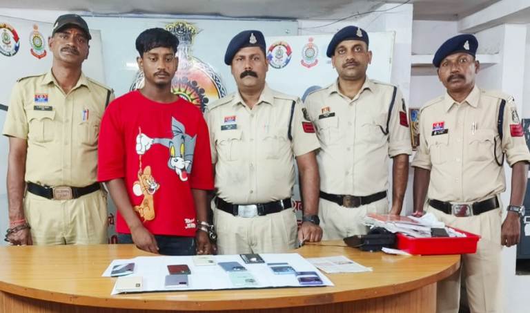जगन्नाथ रथ यात्रा में मोबाइल चोर गिरोह का खुलासा, पुलिस ने एम. सागर को किया गिरफ्तार, ₹3.20 लाख के 10 मोबाइल बरामद