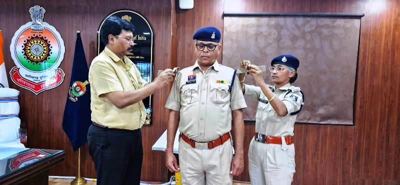 सूरजपुर पुलिस को मिला नया एसआई (एमटी) : अम्बिका साहू को पदोन्नति पर डीआईजी ने लगाए स्टार, अम्बिका साहू की काबिलियत को मिला इनाम, एएसआई से एसआई बनाकर डीआईजी ने खुद किया सम्मानित.