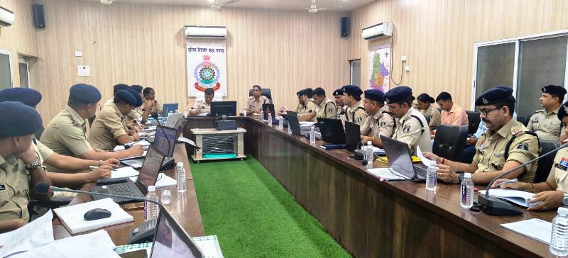 रायगढ़ पुलिस की बैठक : लंबित अपराधों पर त्वरित एक्शन, गांव-गांव में जनचौपाल और CCTV से बढ़ेगी निगरानी, जिले में अपराध पर लगेगा ब्रेक, पुलिस अधीक्षक के निर्देश पर तेज़ होगा सीसीटीवी अभियान और शिकायतों का निपटारा