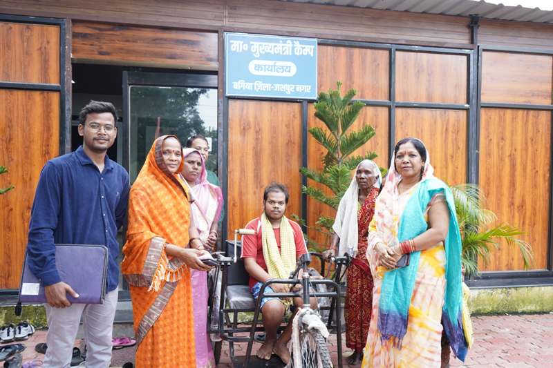 सीएम कैंप कार्यालय में दिव्यांग नारायण सिंह को मिली ट्राईसायकल, मुख्यमंत्री विष्णुदेव साय को दिया धन्यवाद