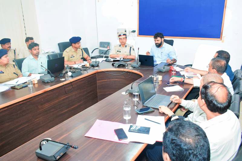 जशपुर में एनकॉर्ड बैठक: स्कूलों के आसपास तंबाकू विक्रेताओं पर कलेक्टर ने दिए सख्त कार्रवाई के निर्देश