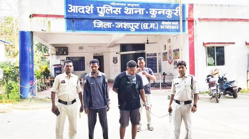 पुलिस अभिरक्षा से फरार गैंगरेप दोषी आखिर चढ़े कानून के हत्थे, जशपुर पुलिस की तकनीकी और फिजिकल टीम ने ऑपरेशन अंकुश में दिखाई दमदार कार्यवाही