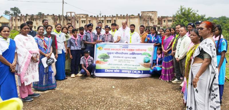 शासकीय पॉलीटेक्निक जशपुर में एक पेड़ मां के नाम अभियान के तहत वृहद पौधरोपण का हुआ आयोजन