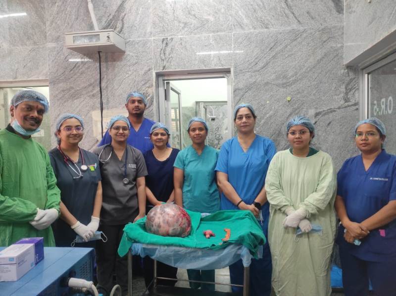 सिम्स में जटिल सर्जरी,65 वर्षीय महिला के पेट से निकाला गया 10 किलो से अधिक वजन का ट्यूमर