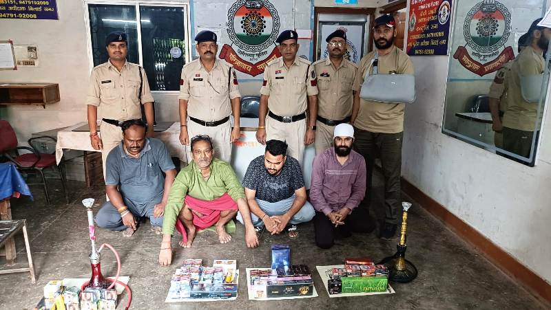 भिलाई-दुर्ग में अवैध हुक्का सप्लाई का भंडाफोड़ : पान और डेली नीड्स की दुकानों से तंबाकू युक्त हुक्का सप्लाई करने वालों पर पुलिस का शिकंजा, सात आरोपी गिरफ्तार, सात लाख की सामग्री जब्त, कोटपा एक्ट के अन्तर्गत कार्यवाही.