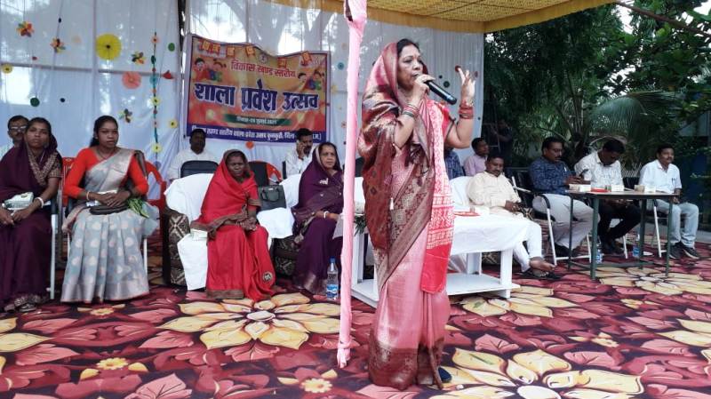 कुनकुरी में शिक्षा का पर्व : गांव के बच्चों को स्मार्ट क्लासरूम और मुफ्त किताबें, स्कूल में बच्चों का तिलक से स्वागत, मिठाई से मुंह मीठा और मिली साइकिल, शिक्षा पर्व में छलकी खुशियां, आत्मानंद स्कूल में कौशल्या साय का प्रेरक संदेश