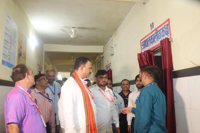 स्वास्थ्य मंत्री श्याम बिहारी जायसवाल ने मैनपाट के कमलेश्वरपुर अस्पताल का किया निरीक्षण