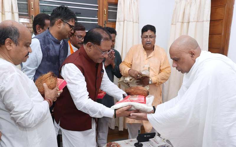 मुख्यमंत्री श्री विष्णु देव साय गुरु पूर्णिमा के अवसर पर रायगढ़ जिले के ग्राम बनोरा स्थित अघोर गुरुपीठ में गुरु दर्शन के लिए पहुंचे