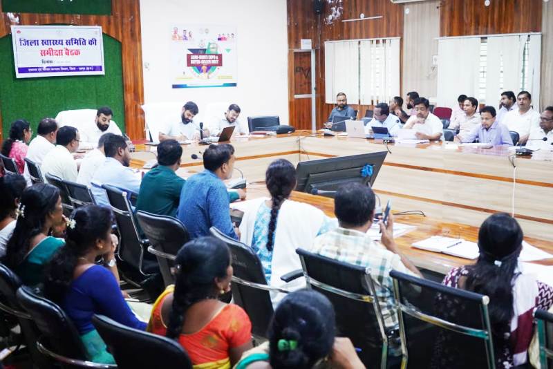 जशपुर : जिला पंचायत में कलेक्टर की अध्यक्षता में जिला स्वास्थ्य समिति की बैठक का हुआ आयोजन, सर्पदंश के संबंध में सभी पीएचसी में तैयारी रखते हुए लोगों को जागरूक करने दिए निर्देश