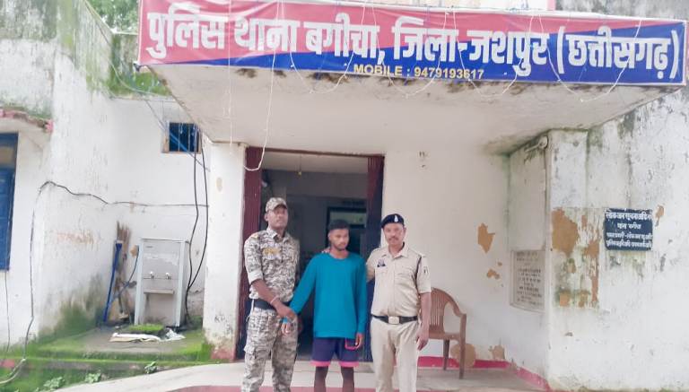 ‘बिस्तर के नीचे छिप गया शैतान!’ — महिला के साथ अश्लील हरकत की कोशिश, आरोपी चंद घंटे में गिरफ्तार, भेजा गया जेल!