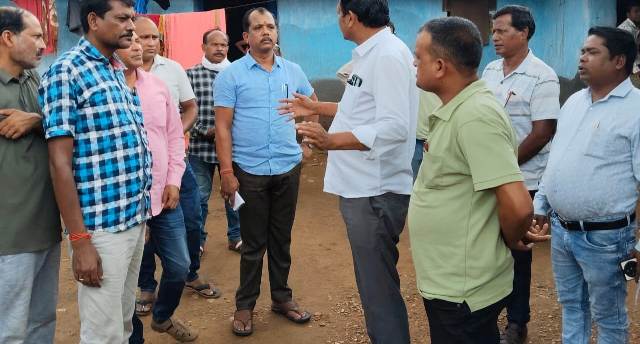 दुख की घड़ी में पहुंचा जनप्रतिनिधियों का सहारा, सांप काटने से मृत छात्र अमृत साय के घर पहुंचे जिला पंचायत अध्यक्ष सालिक साय