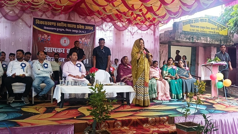 शा.उ.मा. विद्यालय दुलदुला में हर्षोल्लास के साथ मनाया गया विकासखंड स्तरीय शाला प्रवेश उत्सव : सरकार की प्राथमिकता, कोई भी बच्चा न रहे शिक्षा से वंचित – श्रीमती कौशल्या साय