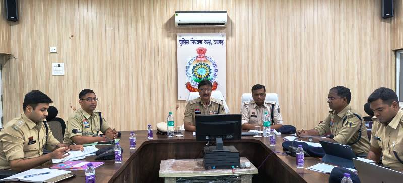 आईजी डॉ. संजीव शुक्ला की रायगढ़ पुलिस समीक्षा बैठक : बेसिक पुलिसिंग और डिजिटल क्राइम कंट्रोल को लेकर रायगढ़ में हुई उच्चस्तरीय बैठक, नए कानूनों के पालन पर विशेष जोर.