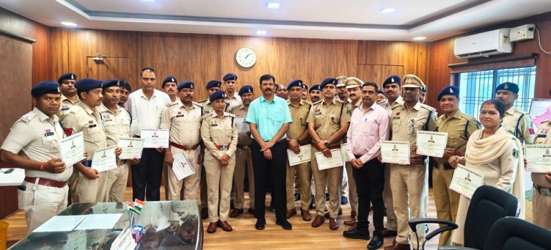 सूरजपुर पुलिस का नशा मुक्ति की ओर ऐतिहासिक कदम : नशा मुक्त भारत अभियान में सूरजपुर पुलिस की अनूठी पहल, 8322 लोगों ने ली ‘जिंदगी को हाँ, नशे को ना’ की ई-शपथ, उत्कृष्ट पुलिसकर्मी हुए सम्मानित.