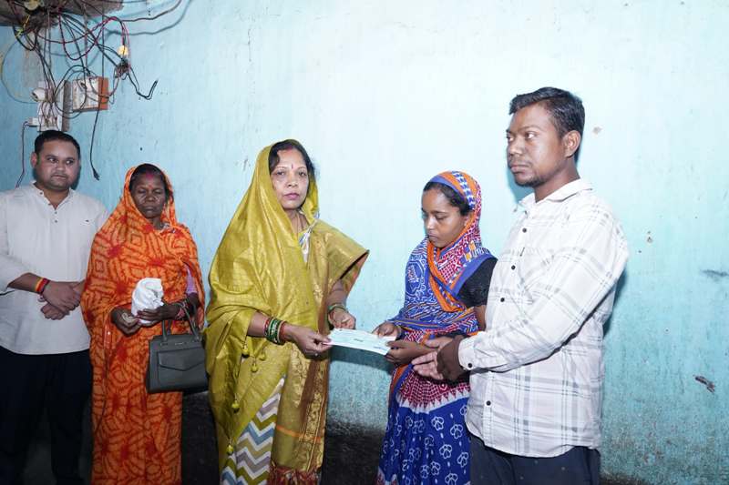 सर्पदंश से मृत छात्र के परिजनों से मिलीं मुख्यमंत्री की धर्मपत्नी श्रीमती कौशल्या साय, चार लाख रुपये की सहायता राशि का चेक सौंपा