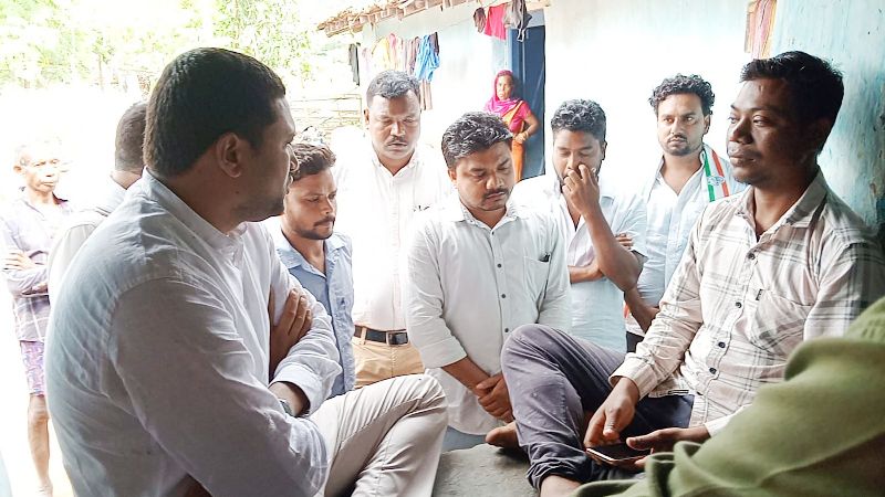 झारमुंडा में मृतक अमृत साय के घर पहुंचे कुनकुरी नगर अध्यक्ष विनयशील, पिता को बंधाया ढांढस, सरकार से मांगा 20 लाख का मुआवजा