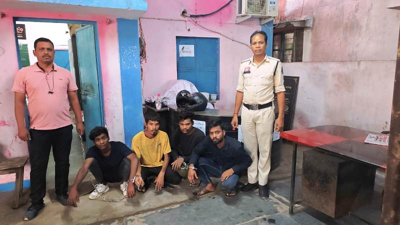 जूटमिल पुलिस की त्वरित कार्रवाई : गांधीनगर में मारपीट करने वाले दो विधि विवादित किशोर सहित छः आरोपी गिरफ्तार, गांधीनगर में हिंसक झगड़े के बाद जूटमिल पुलिस की कार्रवाई में आरोपी भेजे गए न्यायिक रिमांड पर.