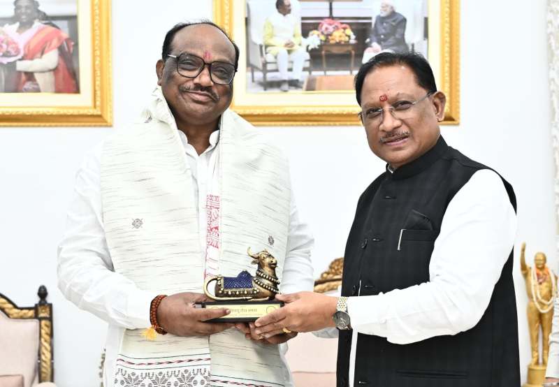 मुख्यमंत्री विष्णु देव साय से केंद्रीय जनजातीय कार्य राज्य मंत्री दुर्गा दास उइके ने की सौजन्य मुलाकात