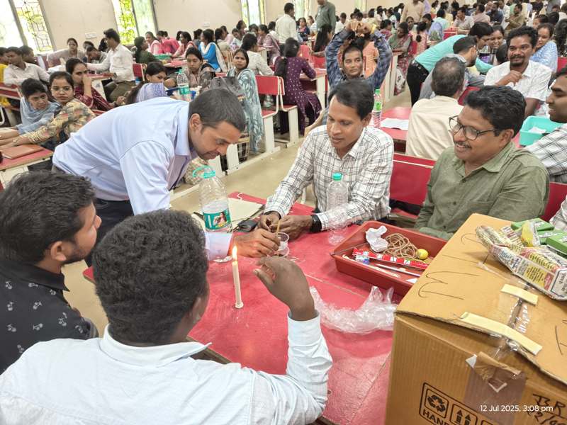 जशपुर में विज्ञान शिक्षकों का उन्मुखीकरण: डिप्टी कलेक्टर ने किए 15+ रोचक प्रयोग, कक्षा शिक्षण में आएगा नया बदलाव