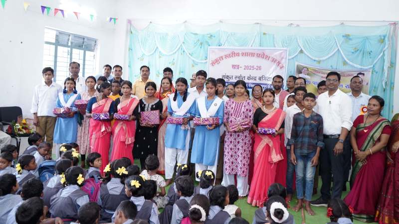 बगिया स्कूल में संकुल स्तरीय शाला प्रवेश उत्सव :, छात्राओं को वितरित हुई साइकिलें और गणवेश, शाला प्रवेश उत्सव विद्यार्थियों के परंपरागत स्वागत के साथ हर्षोल्लास से सम्पन्न, गुणवत्तापूर्ण शिक्षा के लिए राज्य सरकार कटिबद्ध – कौशल्या साय.