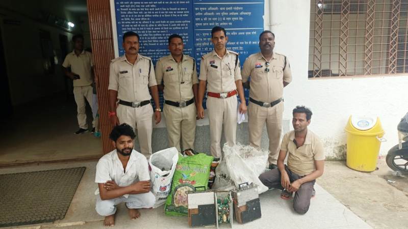 मोबाइल टावर चोरी कांड का खुलासा : गांधीनगर पुलिस ने आरोपी और खरीददार को पकड़ा, लाखों का सामान बरामद, मोबाइल टावर से इलेक्ट्रॉनिक कार्ड चोरी के दो आरोपियों को किया गया गिरफ्तार, न्यायालय के समक्ष किया गया पेश.