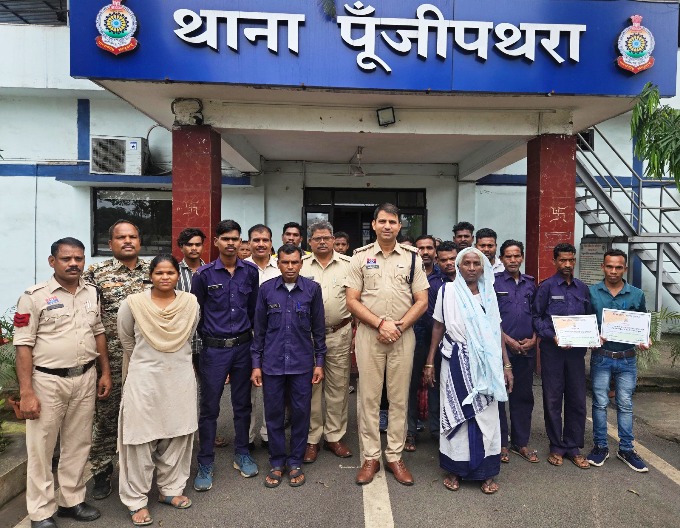 गोल्डन ऑवर्स में मानवता की मिसाल : सड़क हादसों में घायलों को बचाने वाले जांबाज नागरिकों गुड सेमैरिटन्स का पूंजीपथरा थाना में सम्मान, कोटवारों को मिले नए दायित्व