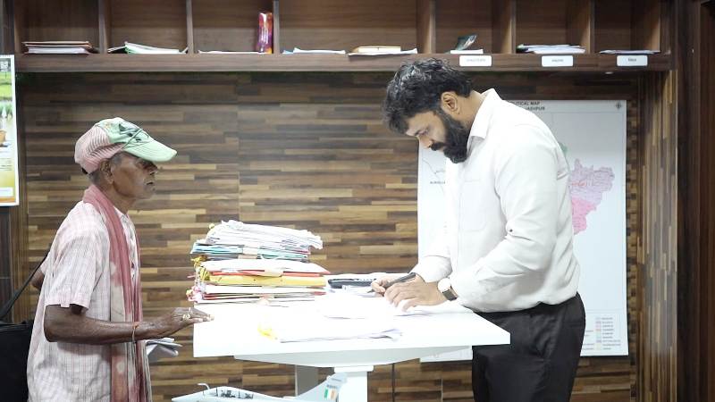 जशपुर : कलेक्टर रोहित व्यास ने जनदर्शन में सुनी आमजनों की समस्याएं, प्राप्त आवेदनों के समयबद्ध निराकरण को लेकर अधिकारियों को दिए निर्देश