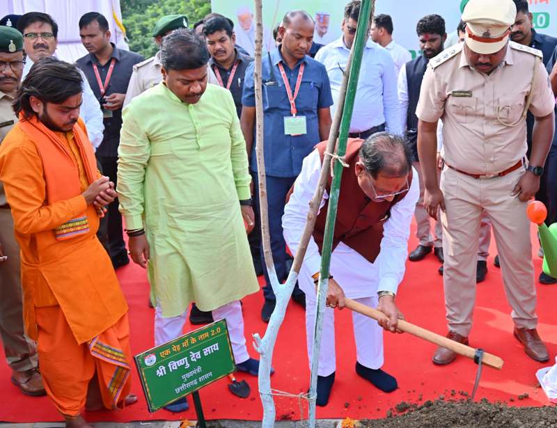 जनसेवा से प्रकृति सेवा की ओर : सीएम विष्णु देव साय ने किया वृक्षारोपण, ‘एक पेड़ मां के नाम’ बना पर्यावरण प्रेम का संदेश