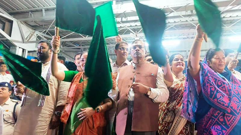 दक्षिण पूर्व मध्य रेलवे का बड़ा तोहफा : अब नैनपुर से इंदौर तक चलेगी पेंचवैली एक्सप्रेस, पेंचवैली एक्सप्रेस का नैनपुर तक विस्तार, रेल सेवा और स्टेशन विकास को नई रफ्तार.