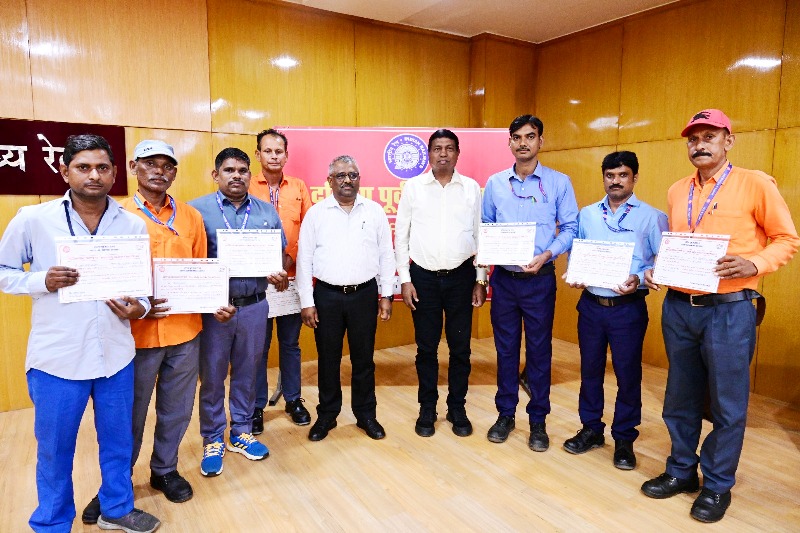 हर सेकंड में सुरक्षा: सतर्कता से बची कई ट्रेनें, महाप्रबंधक ने संरक्षा के असली हीरो को किया सलाम