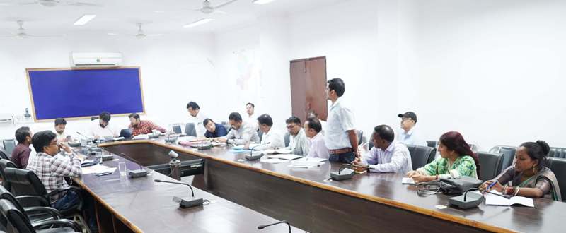 जशपुर कलेक्टर रोहित व्यास ने एकलव्य विद्यालय संचालन समिति की ली समीक्षा बैठक : विद्यालय परिसर की नियमित साफ-सफाई, प्रकाश की पर्याप्त व्यवस्था रखने और बच्चों के स्वास्थ्य पर विशेष ध्यान देने के दिए निर्देश