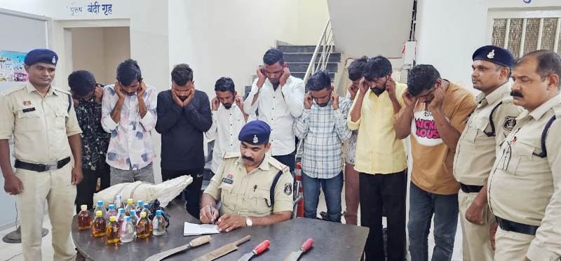 रात ढलते ही पुलिस का ताबड़तोड़ ऑपरेशन: चाकू-चापड़ और शराब के साथ 9 बदमाश धरे गए