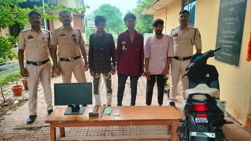 रायपुर की माना पुलिस और एंटी क्राइम यूनिट की संयुक्त कार्रवाई : सीसीटीवी फुटेज से पकड़े गए तीन शातिर चोर, पुलिस ने चोरी का सामान किया बरामद, डूमरतराई में दुकान का दीवार फोड़ कर चोरी करने वाले तीन आरोपी गिरफ्तार.